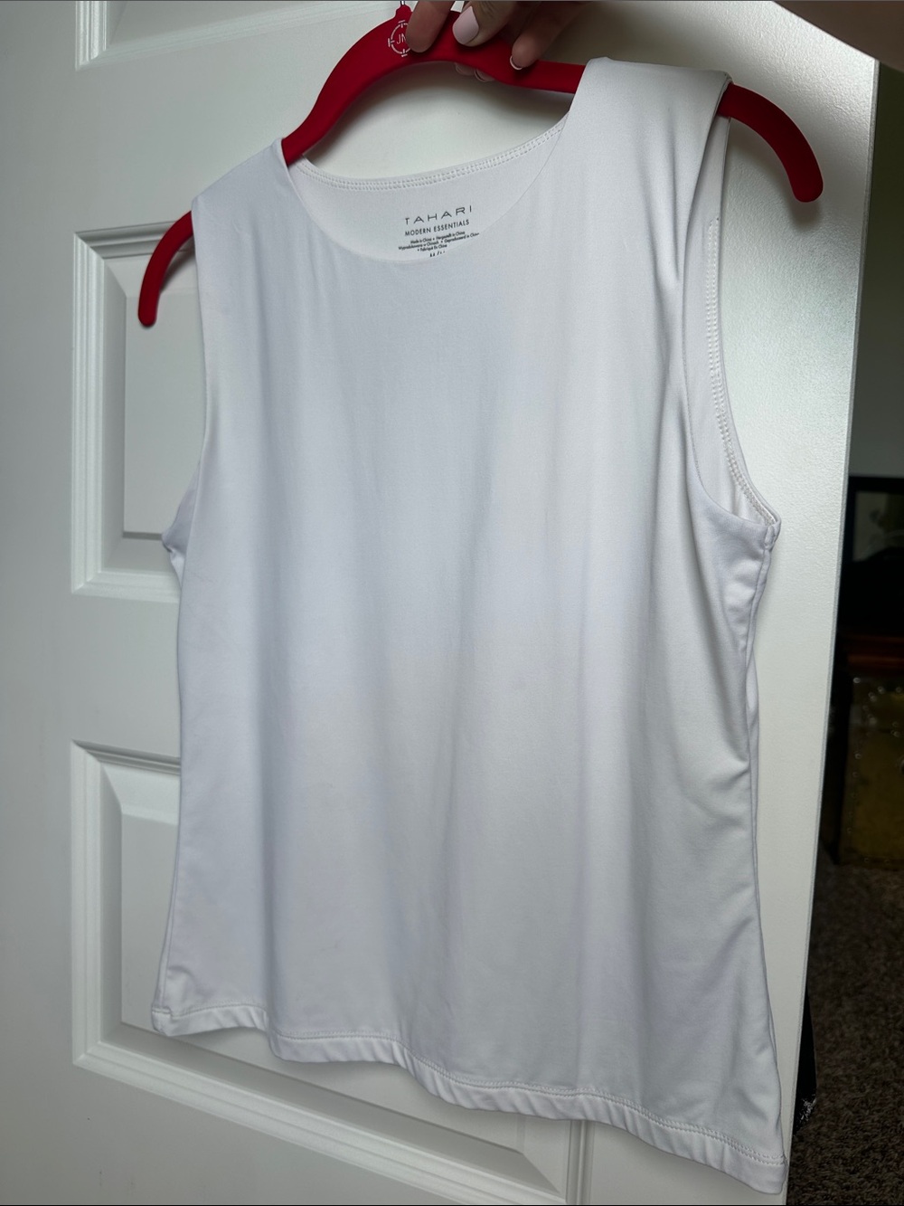 Tahari Classic White Sleeveless Scoop Tank